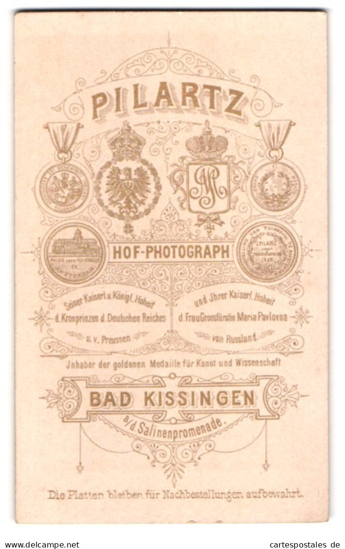 Fotografie Pilartz, Bad Kissingen, Monogramm Des Fotografen Im Königlichen Wappen Und Medaillen  - Personnes Anonymes