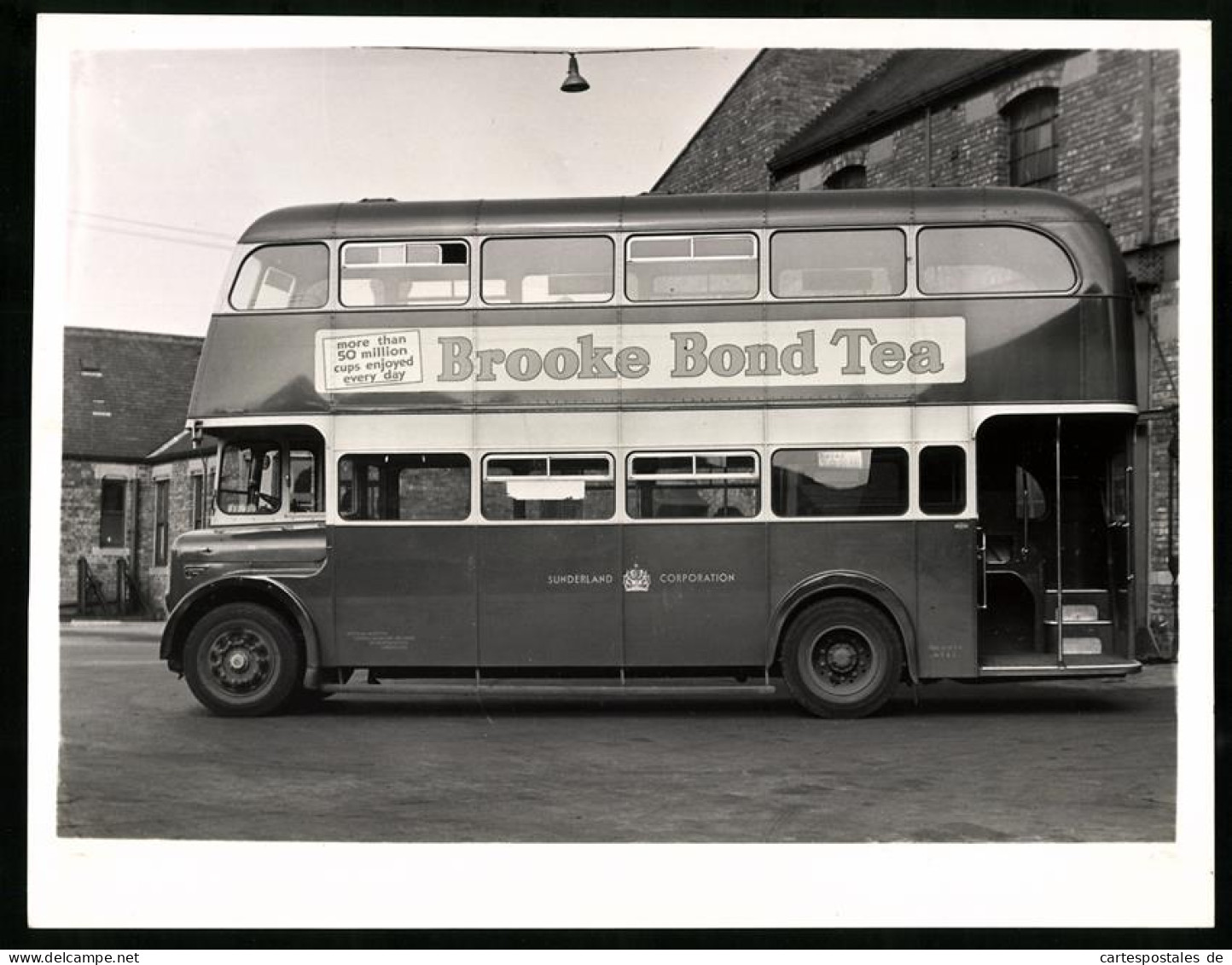 Fotografie Englischer Linienbus Der Sunderland Corporation, Mit Werbung Für Brooke Bond Tea  - Cars