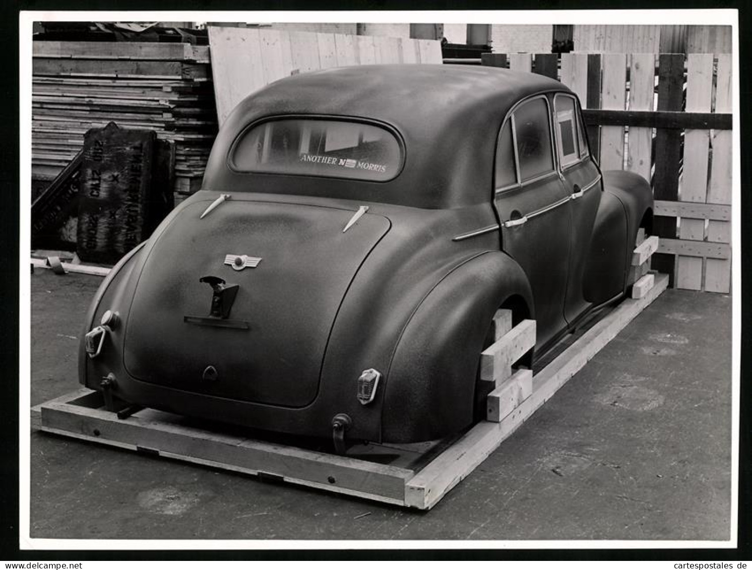 Fotografie Morris Minor, Vor Der Lackierung Mit Grundierung überzogen Auf Einer Palette Fixiert  - Cars