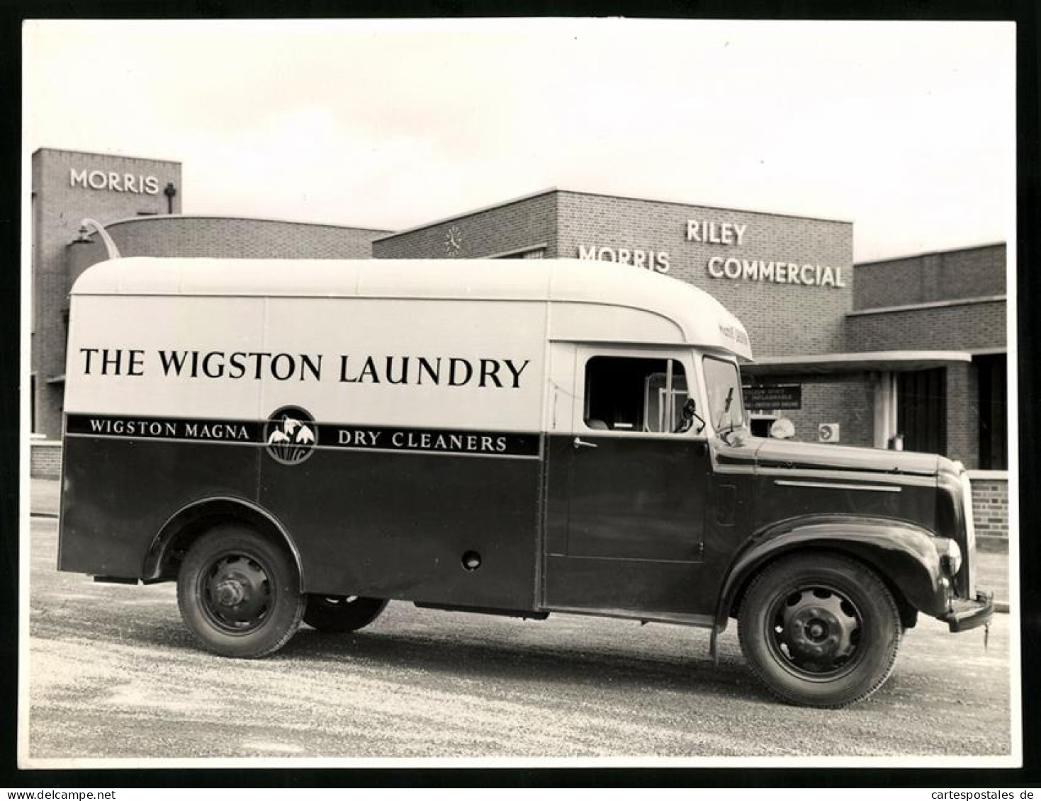 Photo Unbekannter Fotograf, Ansicht Wigston, Lieferwagen Der Firma Wigston Laundry Vor Riley Morris Commercial Haus  - Plaatsen