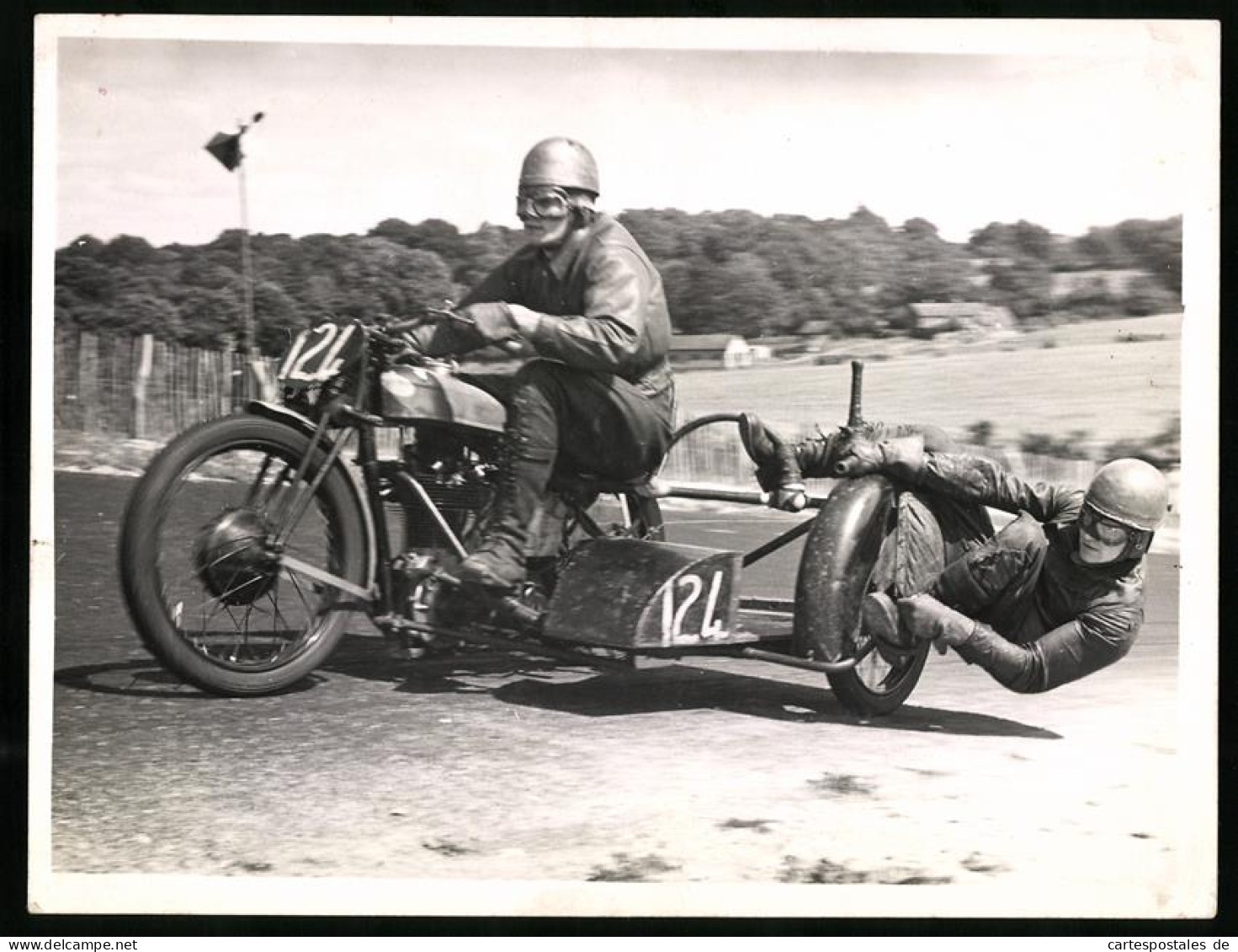 Fotografie Norton Motorrad Beim Gespann Rennen, Beifahrer Hängt Nur Noch Mit Einem Bein Im Gespann  - Cars
