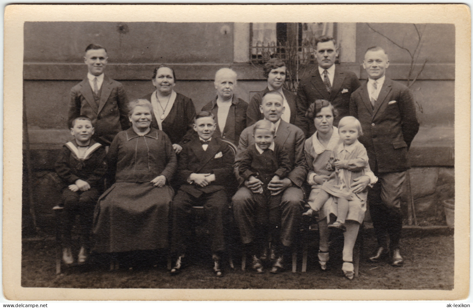 Foto  Familienfoto Vor Hauswand 1928 Privatfoto - Gruppi Di Bambini & Famiglie