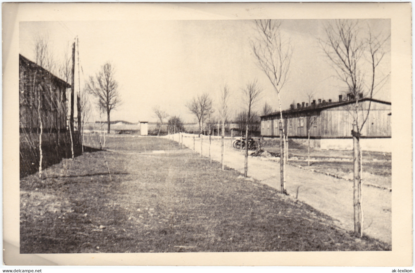 Foto  Baracken Mit Weg Und Fahrrädern 1932 Privatfoto  - Zu Identifizieren