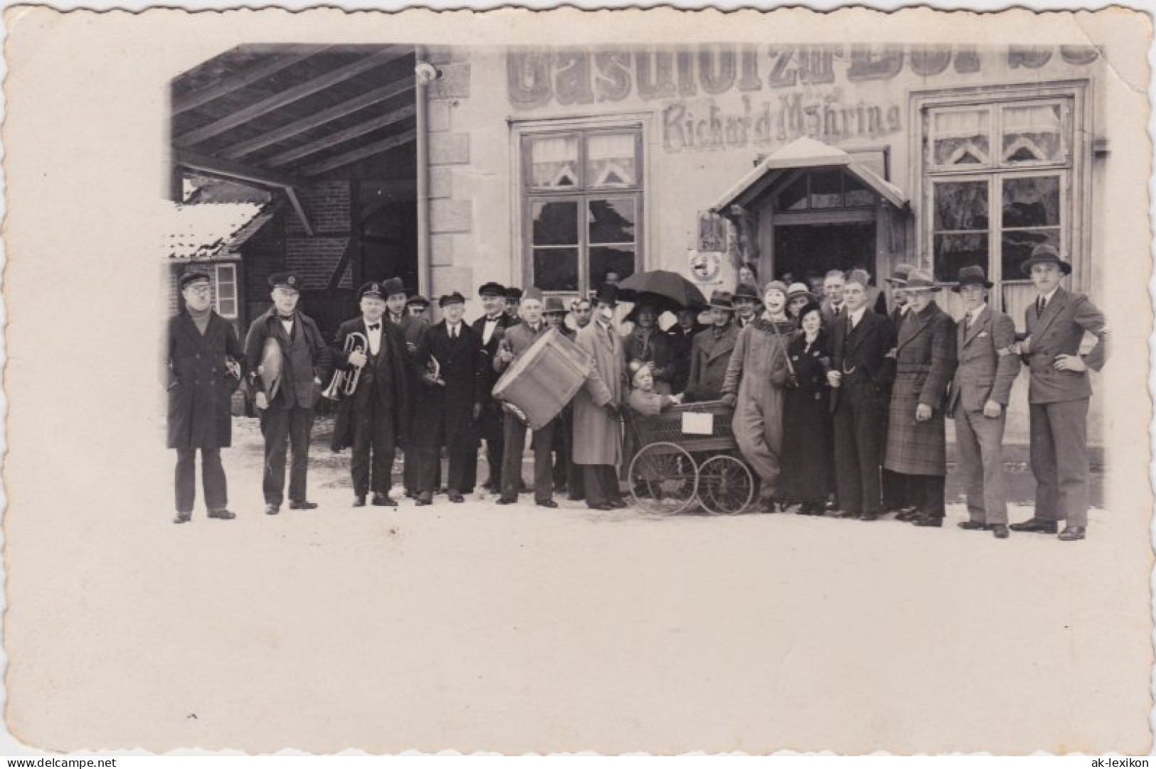 Ansichtskarte  Zirkusgruppe Vor Gasthof - Privataufnahme 1930 Privatfoto - Circus