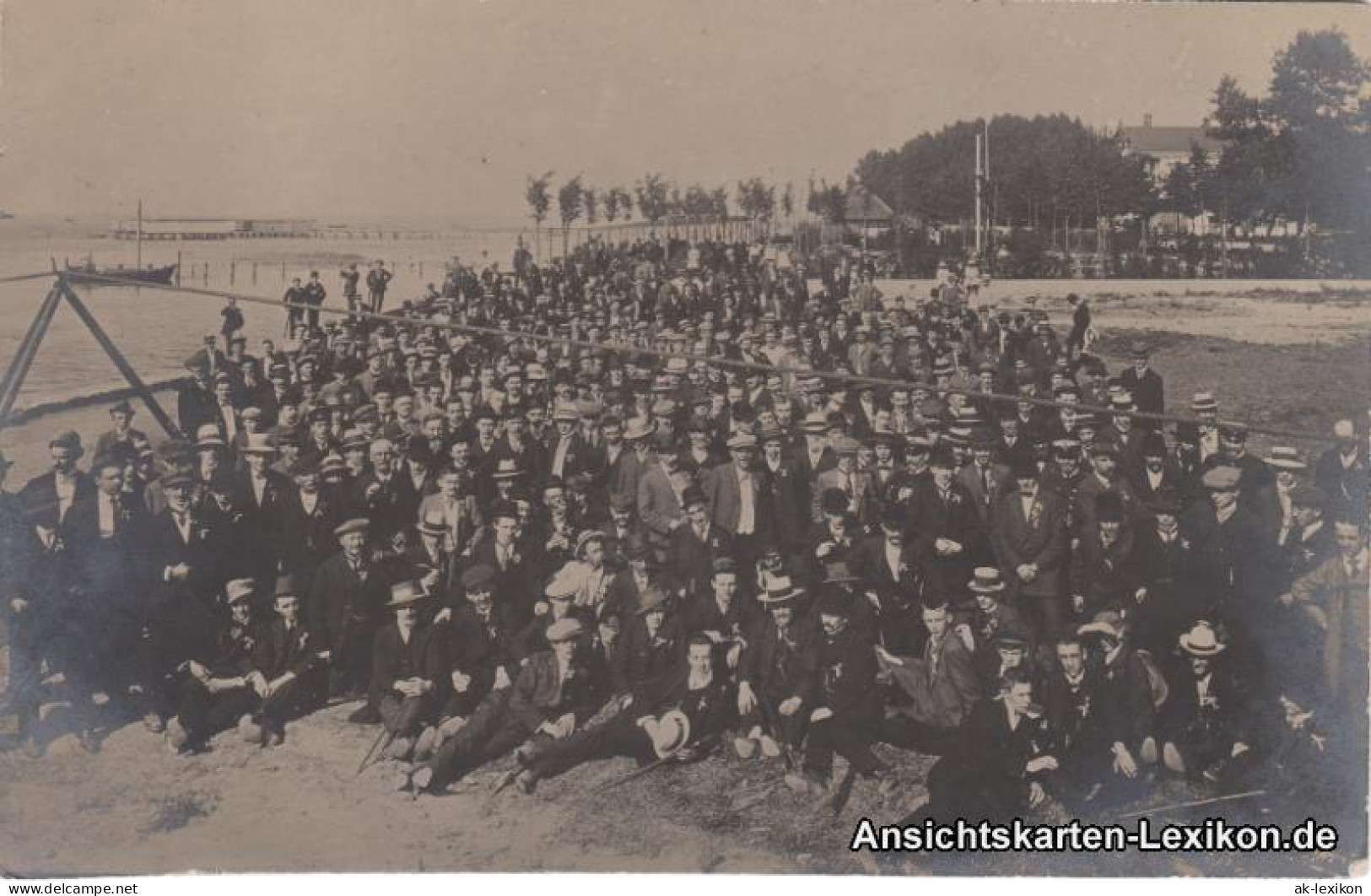 Ansichtskarte  Männergruppe Am Strand 1914  - A Identifier