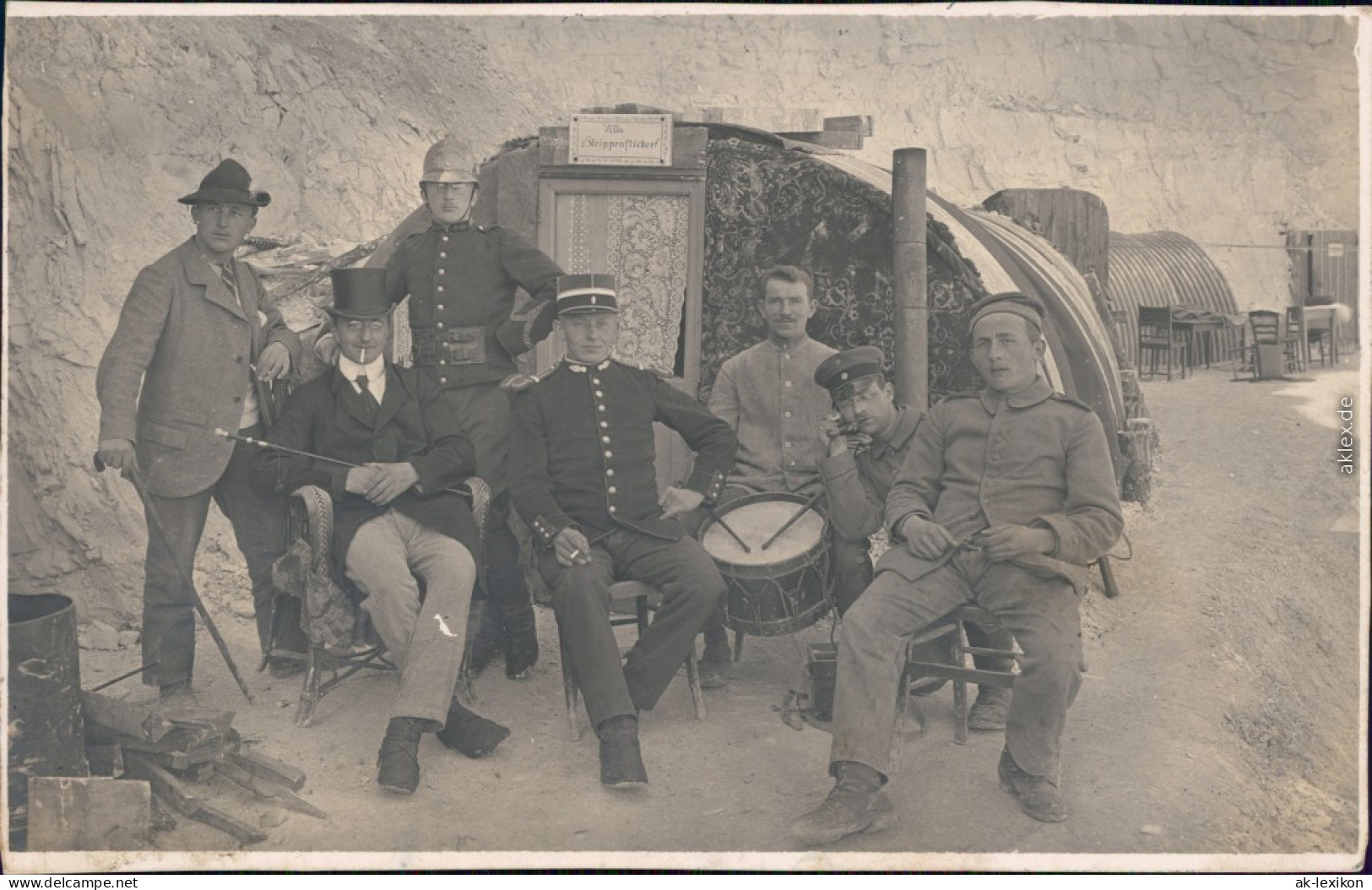 Ansichtskarte  Soldaten Im Lager, Blechhütten Süd Privatfotokarte 1917 - Guerre 1914-18