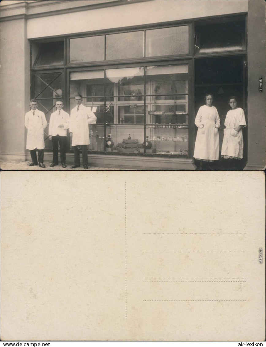 Privatfoto AK Apotheker Und Apothekerinen Vor Der Apotheke 1926 - To Identify