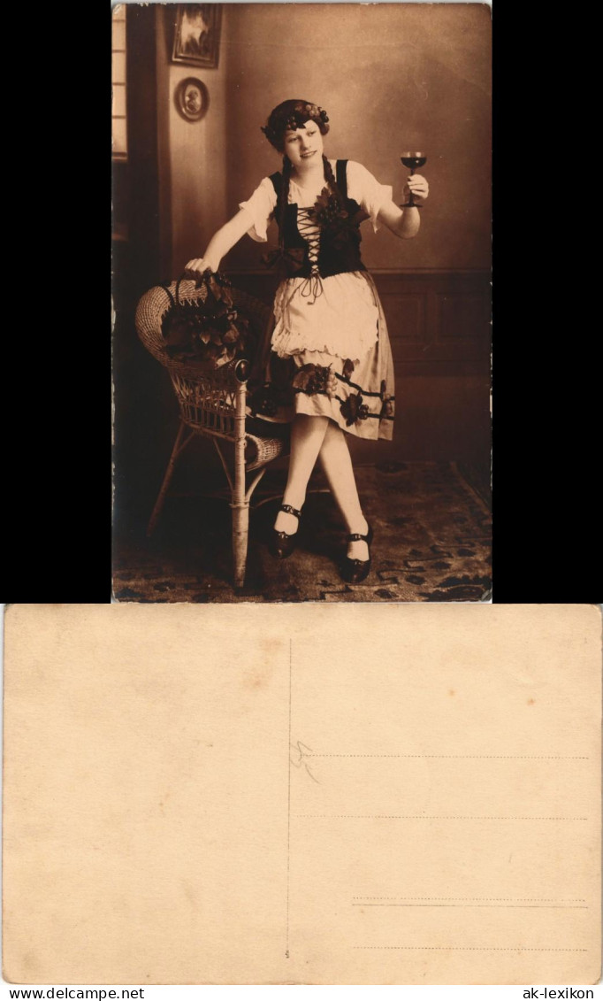 Foto  Schöne Frau Weinkönigim Weinglas 1924 Privatfoto - Personen