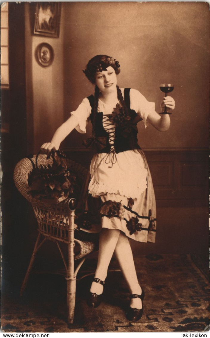 Foto  Schöne Frau Weinkönigim Weinglas 1924 Privatfoto - Personen