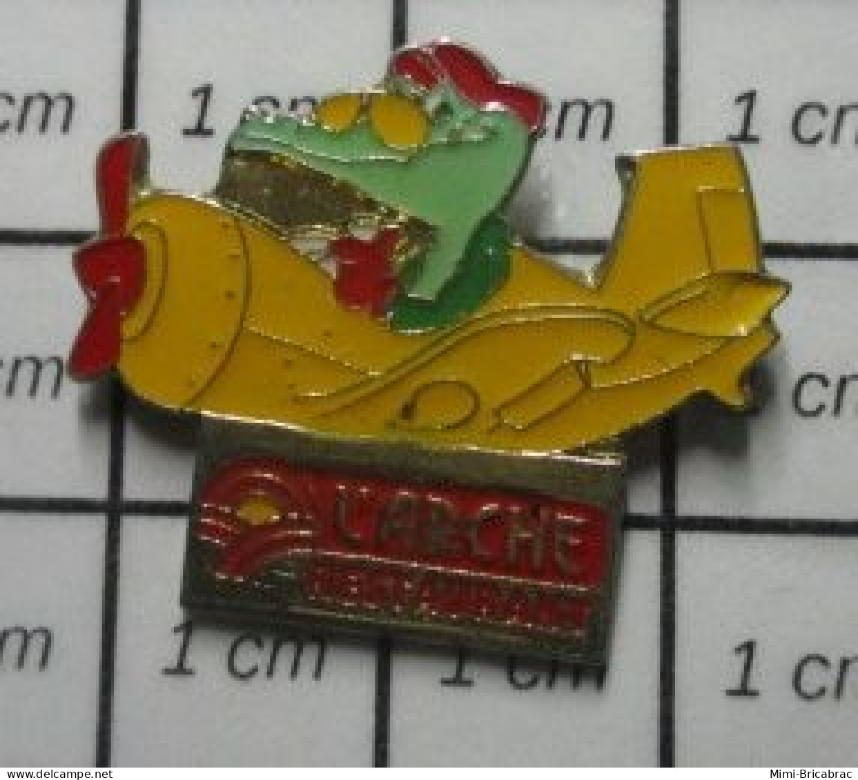 1617 Pin's Pins / Beau Et Rare /  ANIMAUX / CROCODILE DANS UN AVION JAUNE RESTAURANT L'ARCHE - Animaux