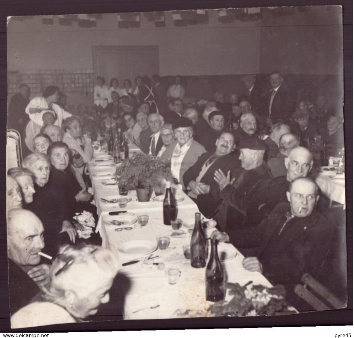 PHOTO D UN BANQUET EN 1958 - 12 X 11 CM - Anonieme Personen