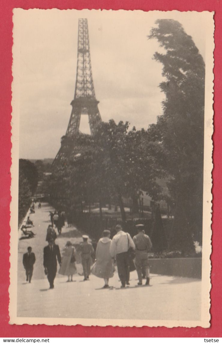 Paris - Carte Photo De La Tour Eiffel , Prise De La Rue Du Trocadéro En 1956 ( Voir Verso ) - Eiffelturm