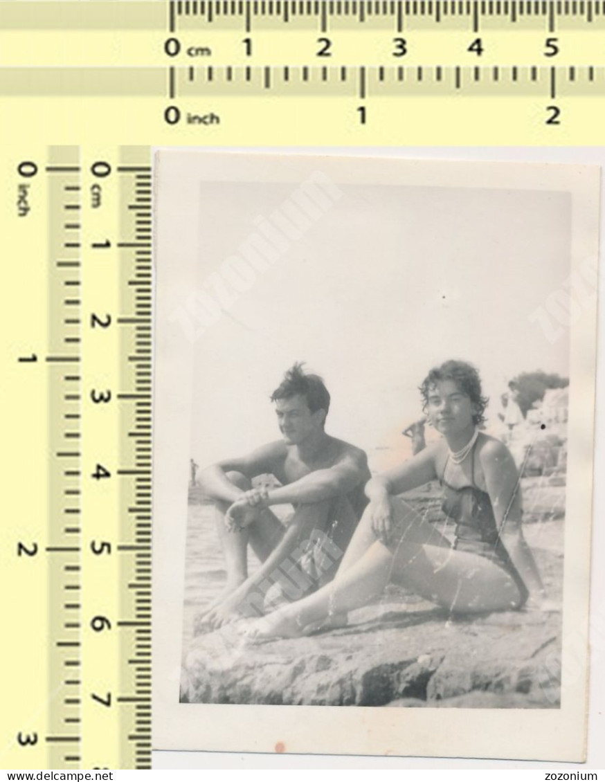 REAL PHOTO Couple Shirtless Guy Swimsuit Woman On Beach Homme Nu Femme Sur Plage Old  Photo SNAPSHOT - Personnes Anonymes