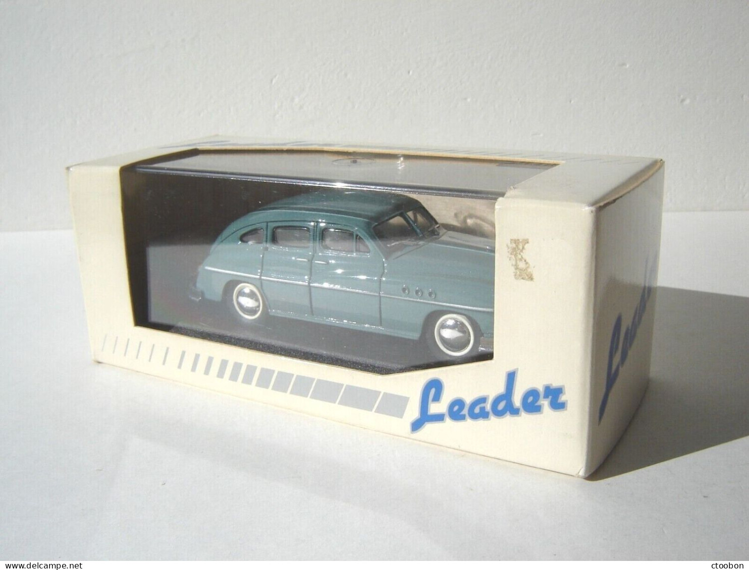 Ford Vedette En Résine , Leader 1/43 , Vitrine & Carton - Autres & Non Classés