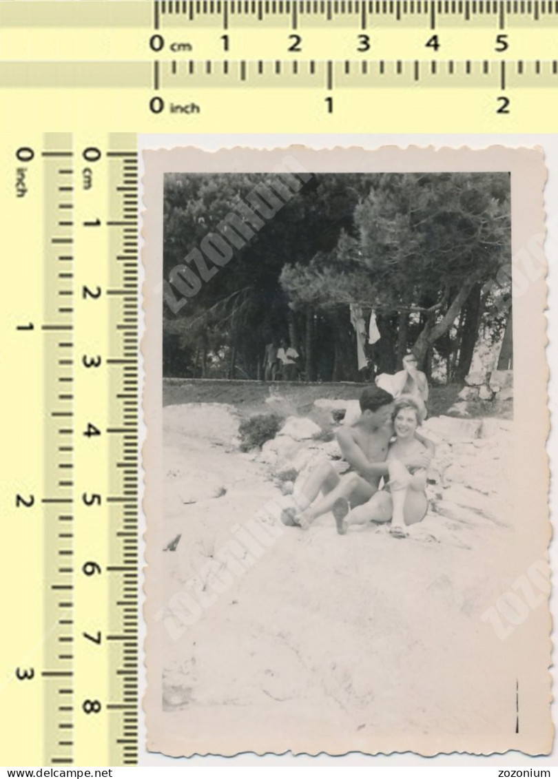 REAL PHOTO Couple Shirtless Guy Swimsuit Woman On Beach Homme Nu Femme Sur Plage Old  Photo SNAPSHOT - Anonyme Personen