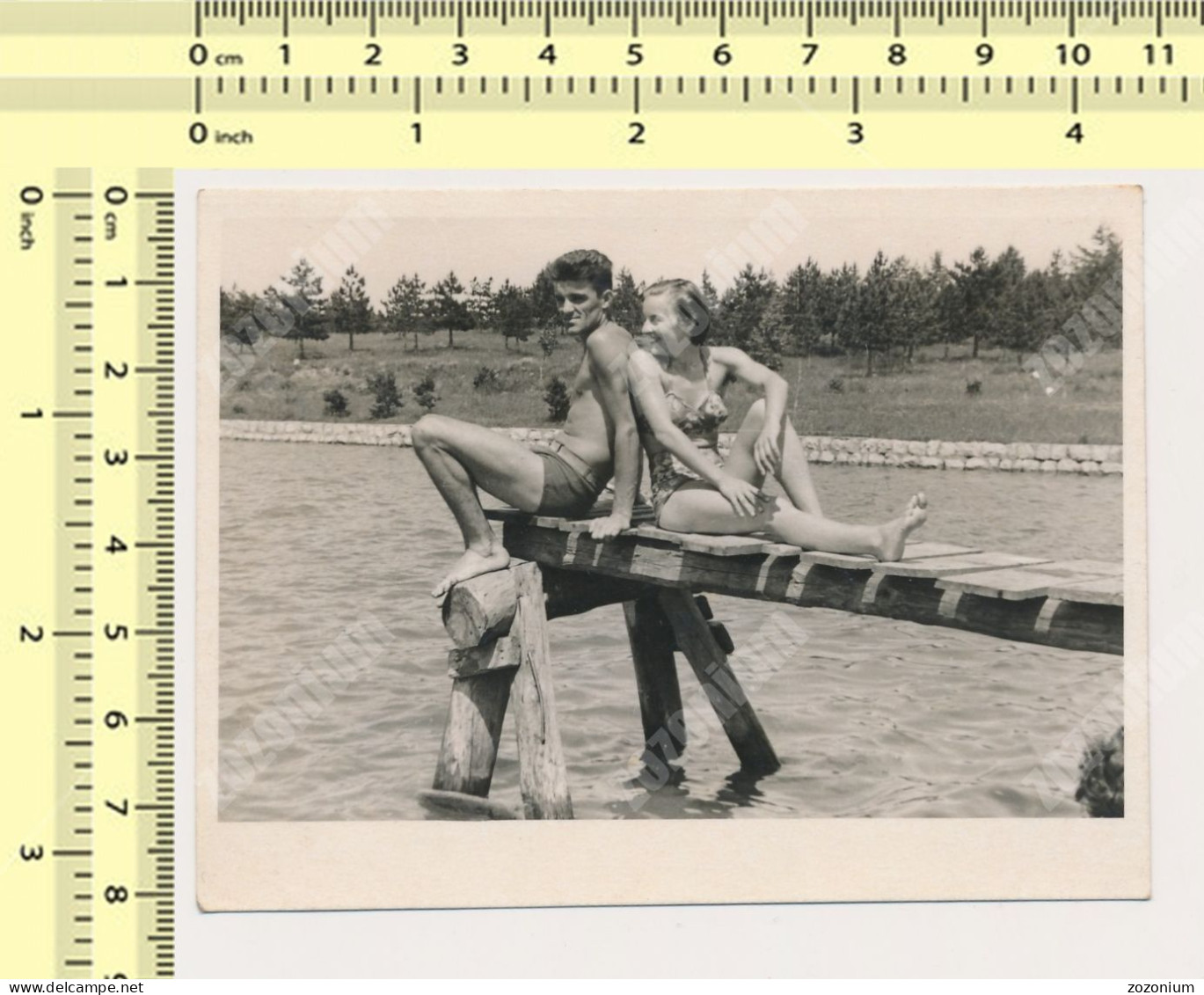 REAL PHOTO Couple Shirtless Man Swimsuit Woman On Beach Homme Nu Femme Sur Plage Old  Photo SNAPSHOT - Personnes Anonymes