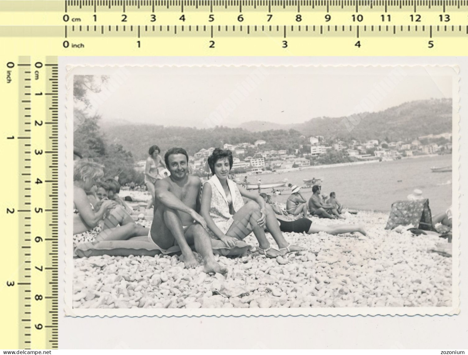 REAL PHOTO Couple Shirtless Man Swimsuit Woman On Beach Scene Homme Nu Femme Sur Plage Old  Photo SNAPSHOT - Anonyme Personen