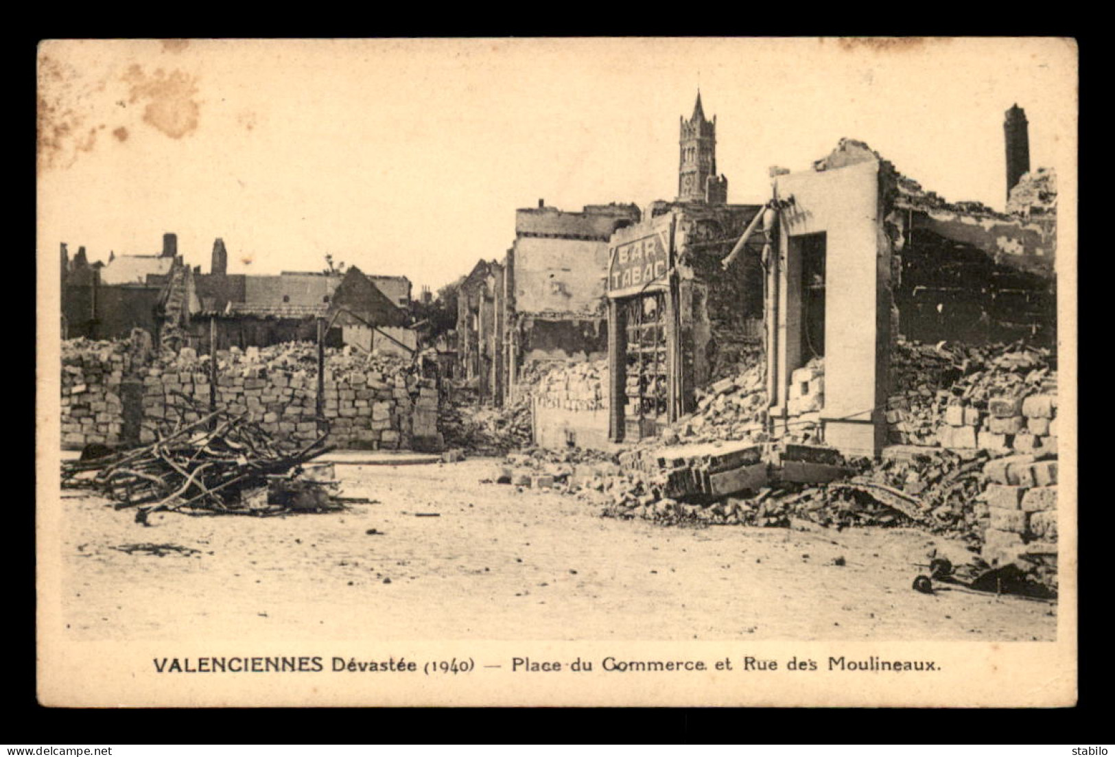 59 - VALENCIENNES - PLACE DU COMMERCE ET RUE DES MOULINEAUX DEVASTEES  - GUERRE 14/08 - Valenciennes