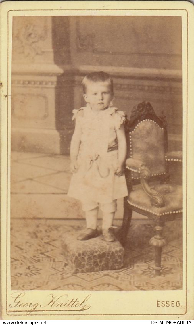 Child Posing By The Antique Chair Atelier Georg Knittel Esseg Osijek Croatia - Anciennes (Av. 1900)