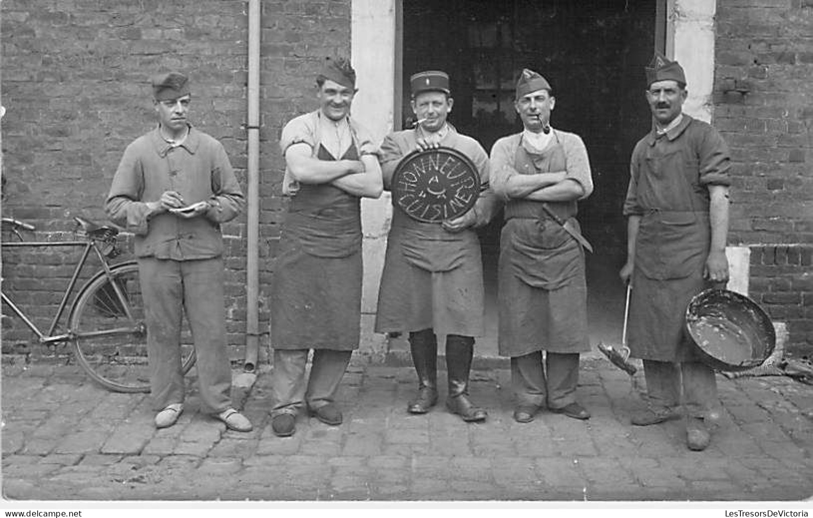 Militairia -  Militaires Français - Honneur à La Cuisine - Cantinier  - Carte Photo- Carte Postale Ancienne - Characters