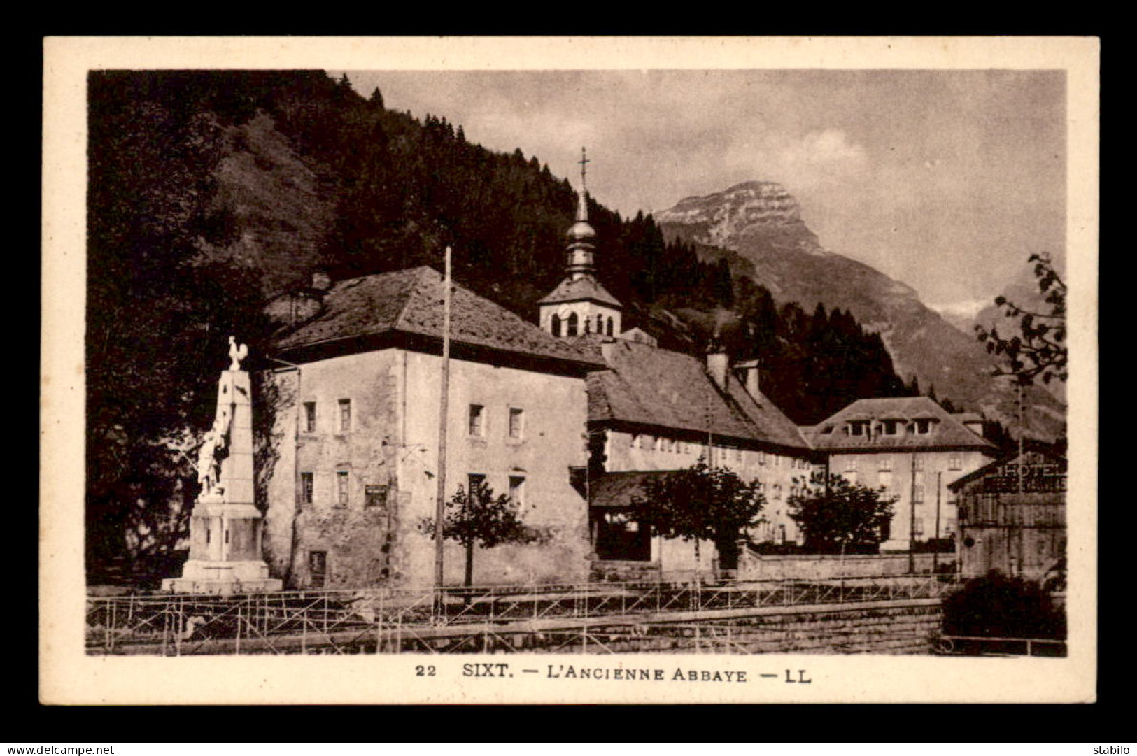 74 - SIXT - L'ANCIENNE ABBAYE ET LE MONUMENT AUX MORTS - Sixt-Fer-à-Cheval