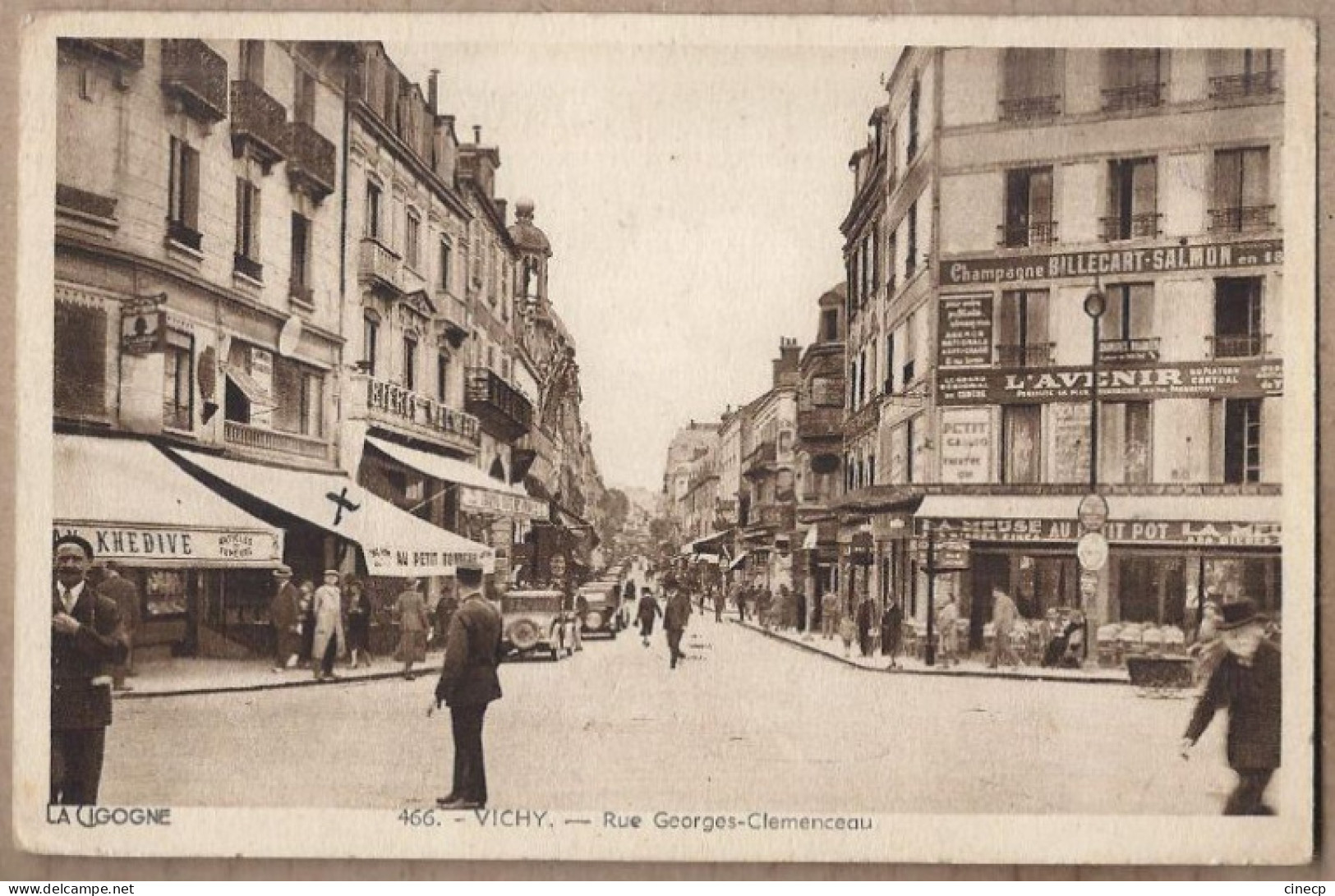 CPA 03 - VICHY - Rue Georges Clémenceau - TB PLAN CENTRE VILLE ANIMATION Vitrines MAGASINS Terrasse Café GENDARME - Vichy