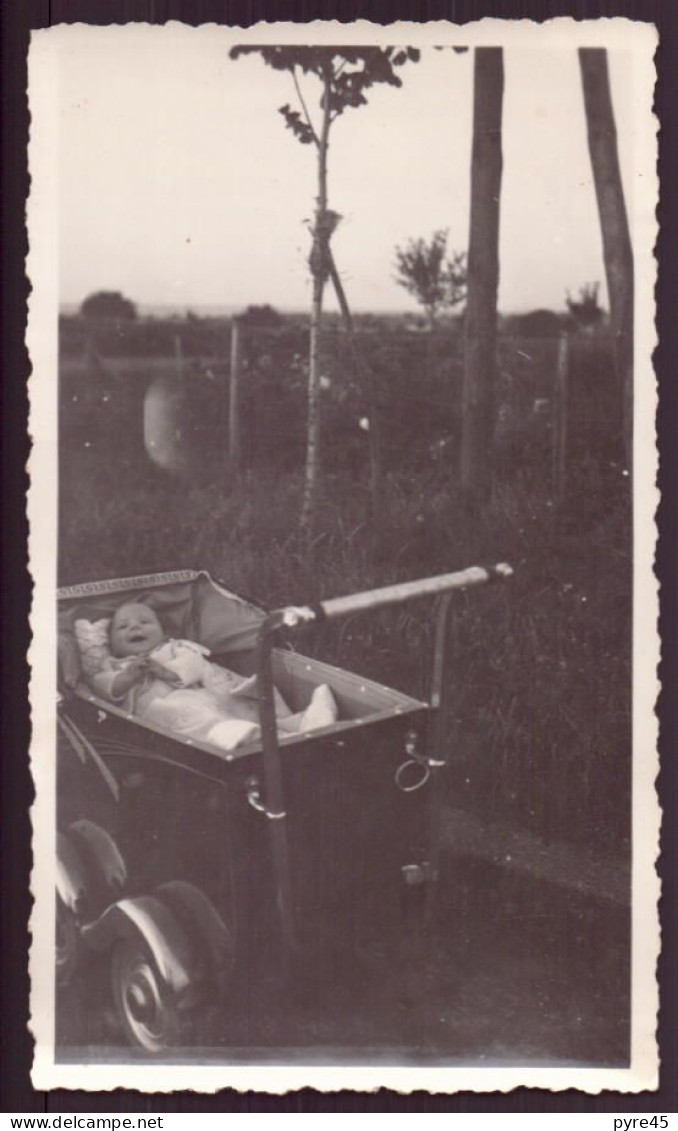 PHOTO D UN BEBE DANS UN LANDAU 6.5 X 11 CM - Personnes Anonymes