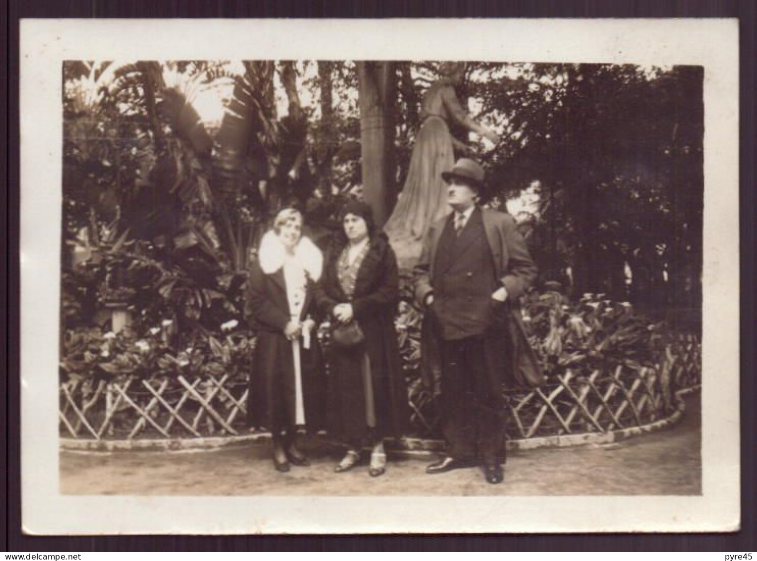 PHOTO DE PERSONNES AU SQUARE BRESSON A ALGER EN 1933 - 9 X 6.5 CM - Personnes Anonymes