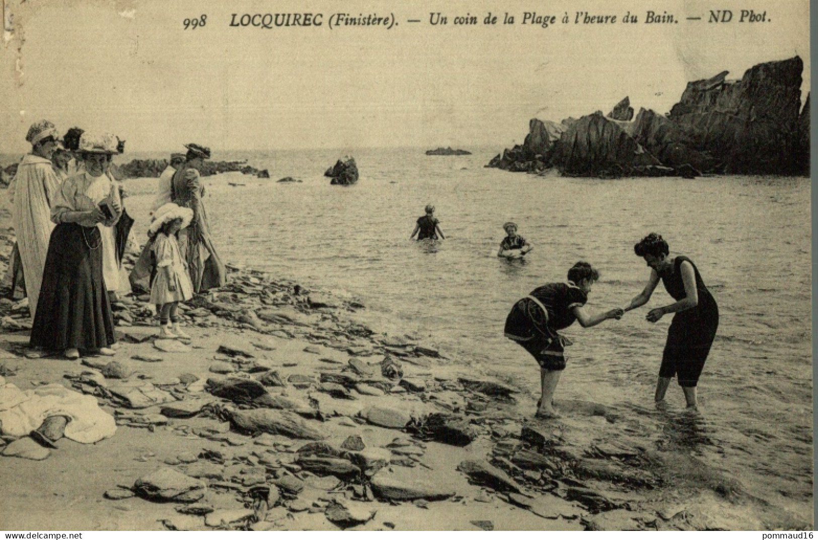 CPA Locquirec Un Coin De La Plage à L'heure Du Bain - Locquirec