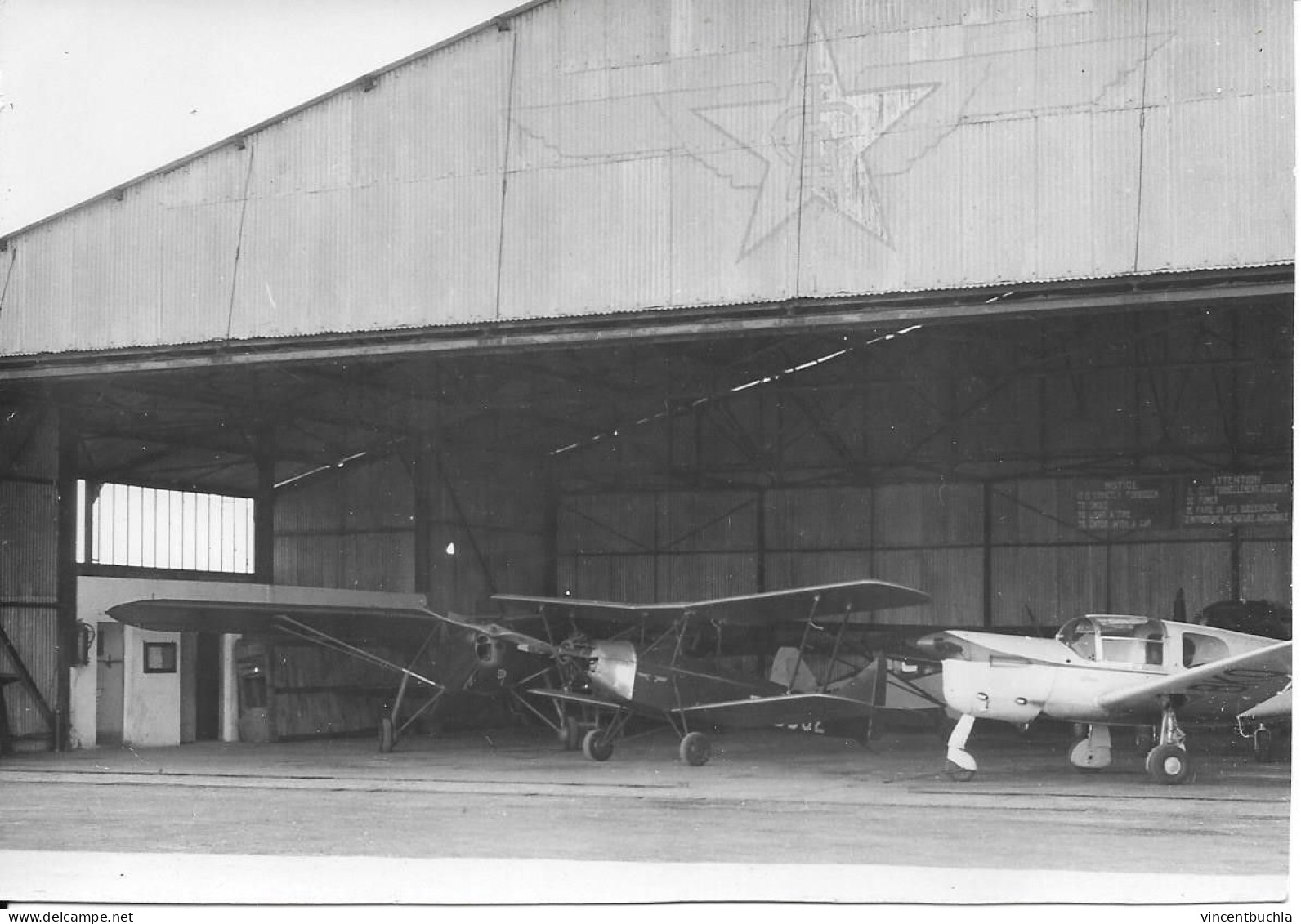 Grande Photo Hangar Avec Avions Tourisme Logo Etoile CTA Au Dos Dessin Couleur Original G. Reuzé Quelle Aubaine - Aviation