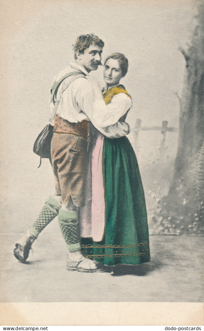 PC46867 Old Postcard. A Man And Woman In National Costumes. B. Hopkins - Welt