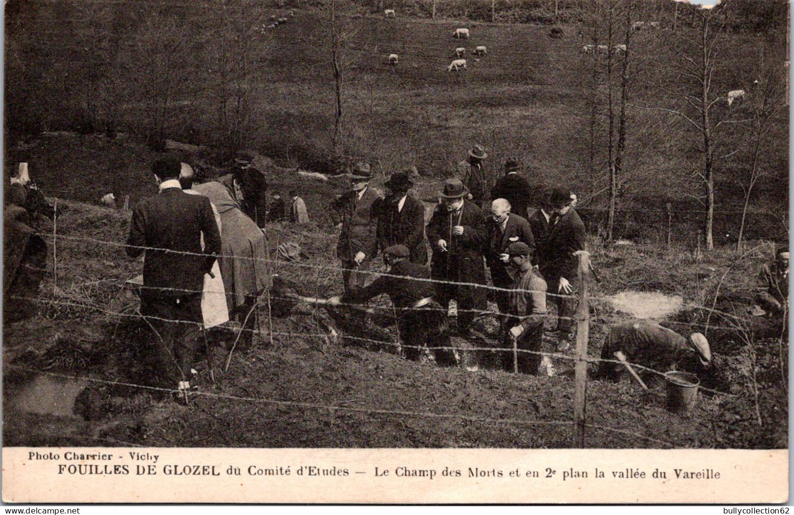 SELECTION -  GLOZEL - Fouilles Du Comité D'études . Le Champ Des Morts Et En 2e Plan La Vallée Du Vareille. - Other & Unclassified