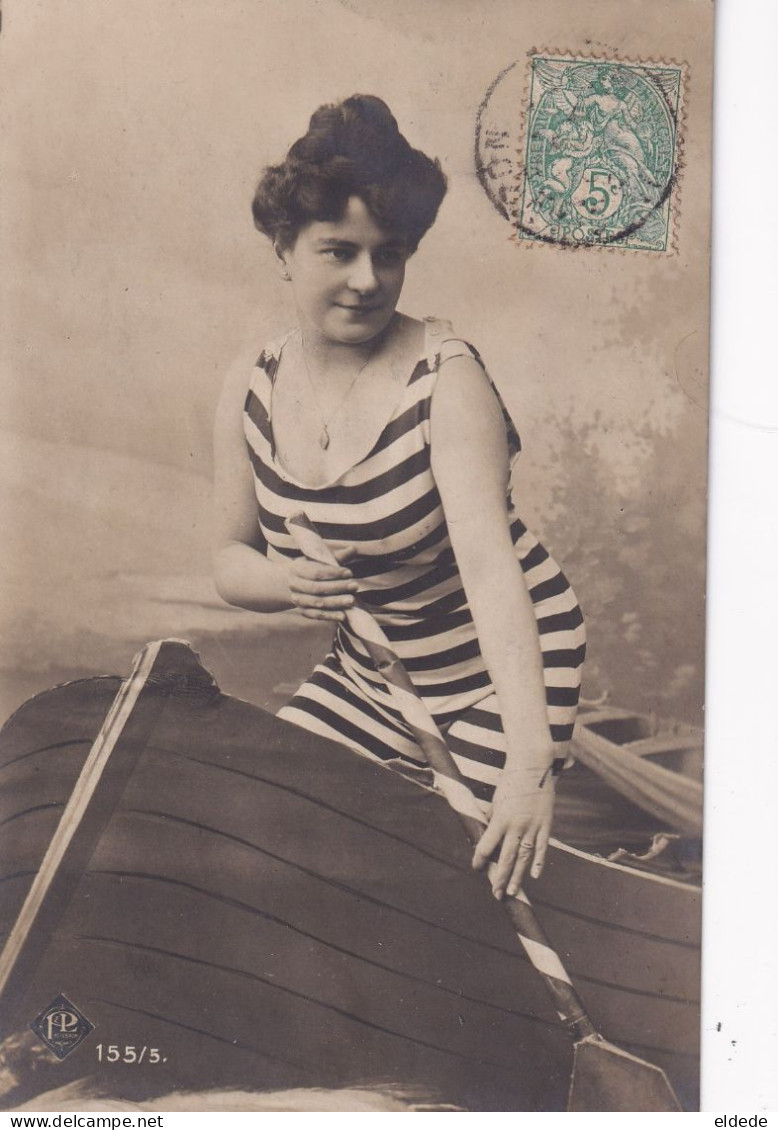 Baigneuse Montage Photographique Dans Une Barque . Sexy Swimsuit . Maillot De Bain - Pin-Ups