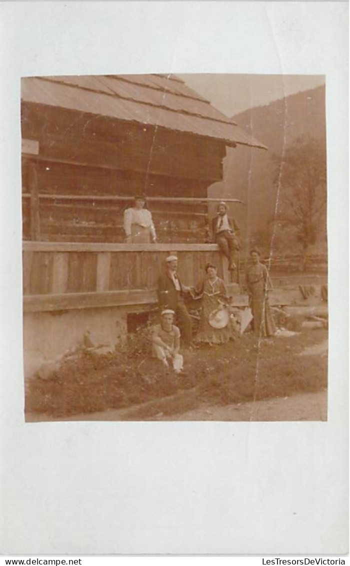 Carte Photo - Allemagne - Personnes Posant Devant Une Maison En Bois  - Carte Postale Ancienne - Photographs