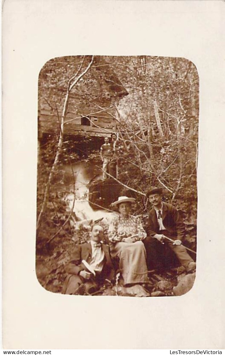 Carte Photo - Allemagne - Personnes Posant Devant Une Maison En Bois  Et D'une Cascade - Carte Postale Ancienne - Photographie