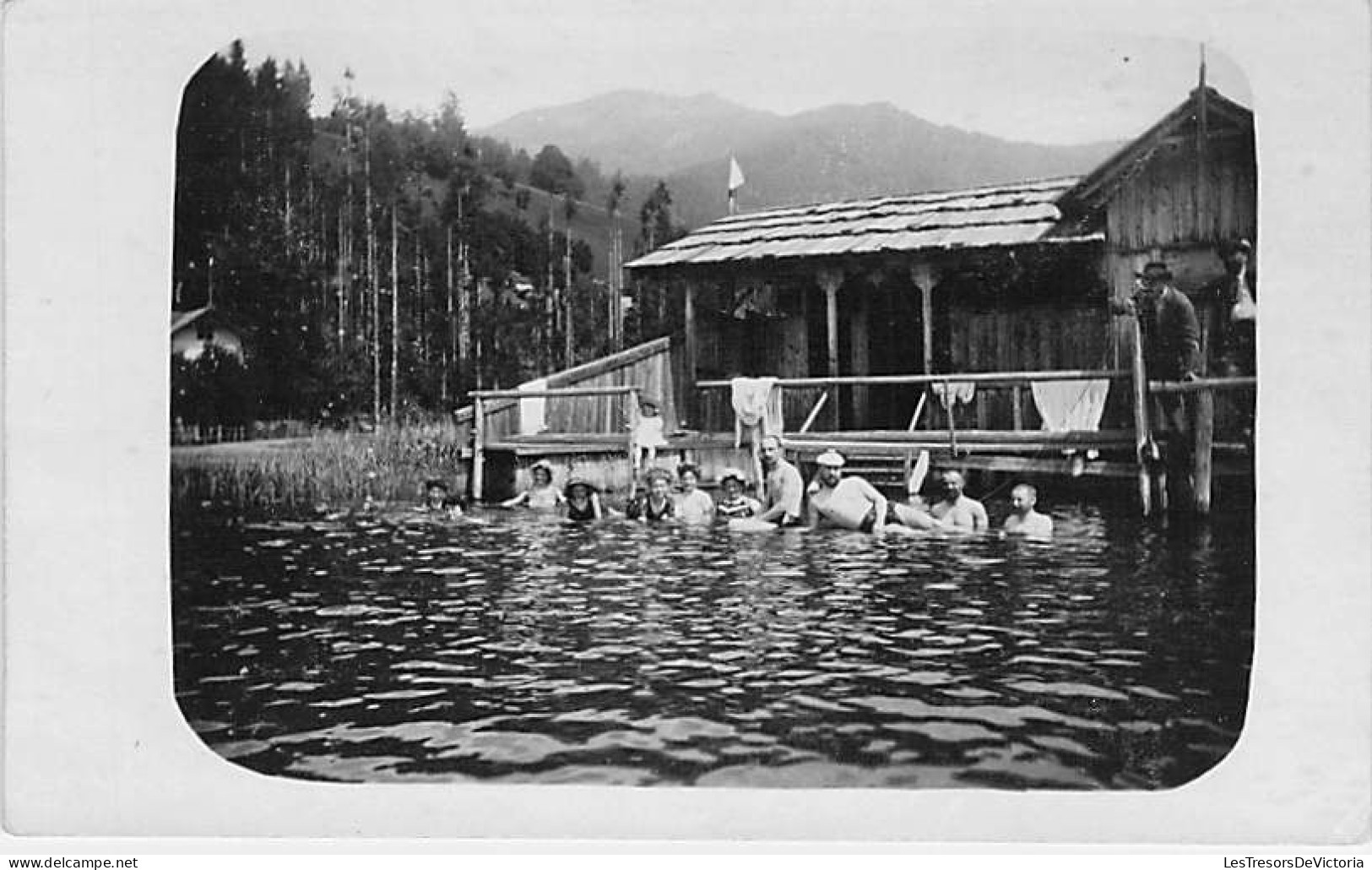 Carte Photo - Allemagne - Groupe De Personnes Se Baignant Près D'une Cabane Près D'un Lac - Carte Postale Ancienne - Fotografie