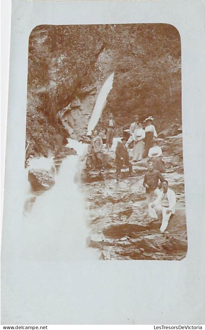 Carte Photo - Allemagne - Groupe De Personnes Au Bord D'une Cascade - Carte Postale Ancienne - Fotografie