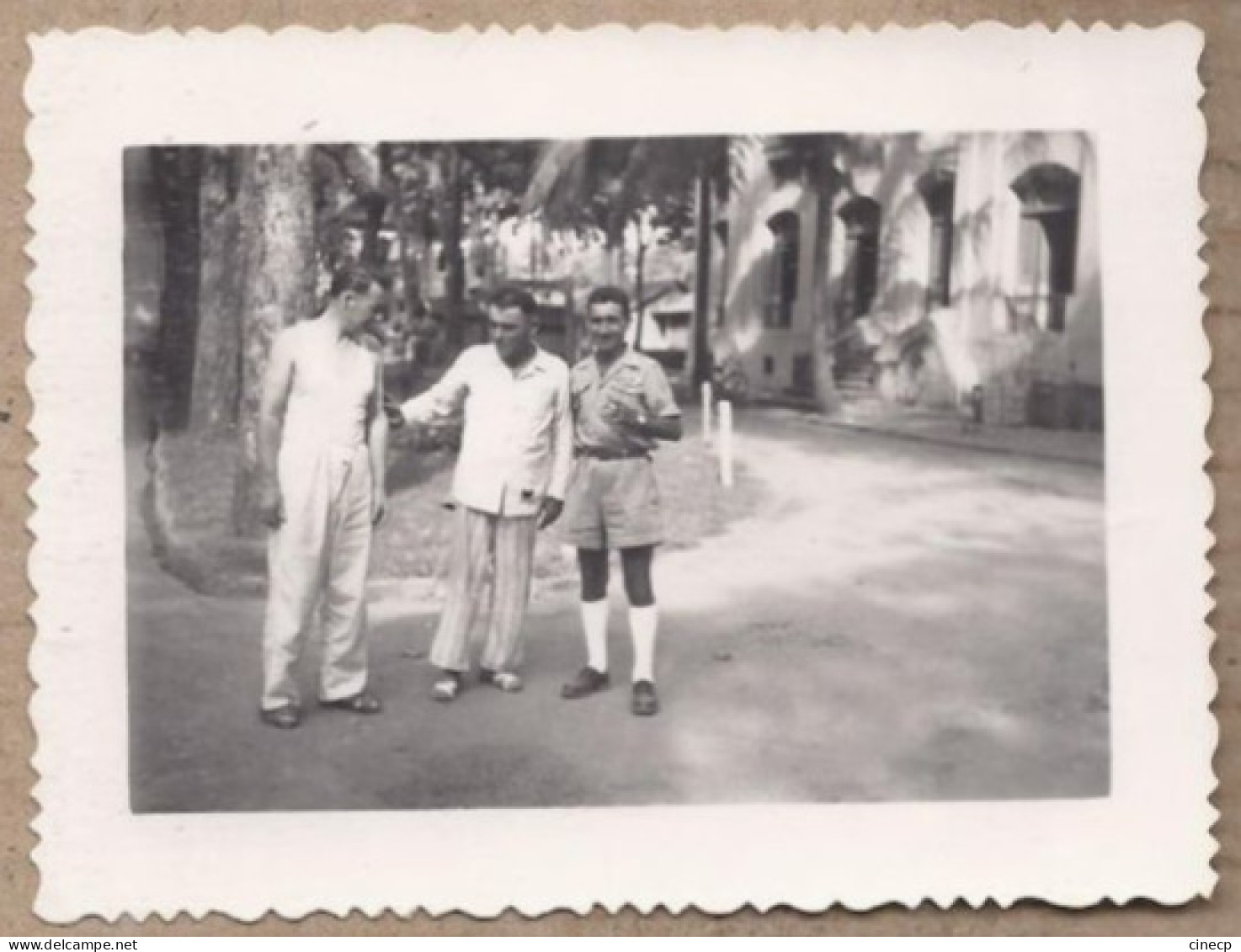 PHOTOGRAPHIE VIETNAM INDOCHINE - DALAT ? - Dans Le Parc De L'Hopital - TB PLAN 3 Militaires 1952 - Vietnam