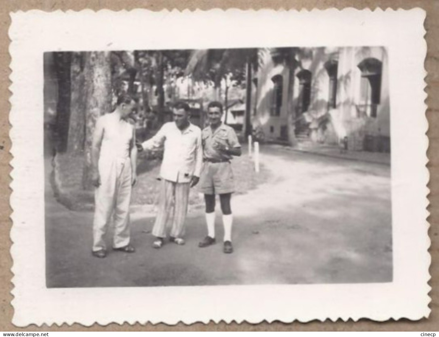 PHOTOGRAPHIE VIETNAM INDOCHINE - DALAT ? - Dans Le Parc De L'Hopital - TB PLAN 3 Militaires 1952 - Viêt-Nam