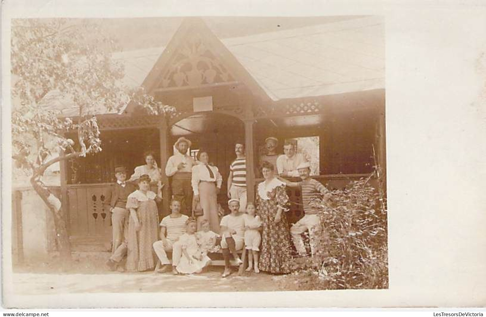 Carte Photo - Allemagne - Groupe De Personnes Devant Un Chalet - Enfants - Carte Postale Ancienne - Photographie