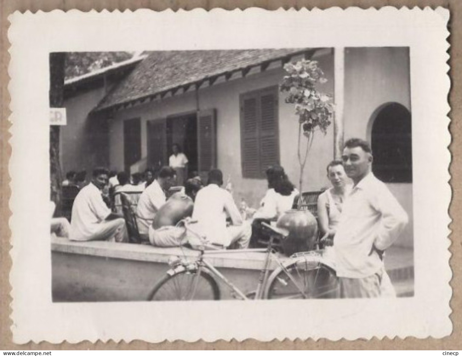 PHOTOGRAPHIE VIETNAM INDOCHINE - DALAT ? - Au Foyer De L'Hopital - Février 1952 - TB PLAN ANIMATION TERRASSE - Vietnam