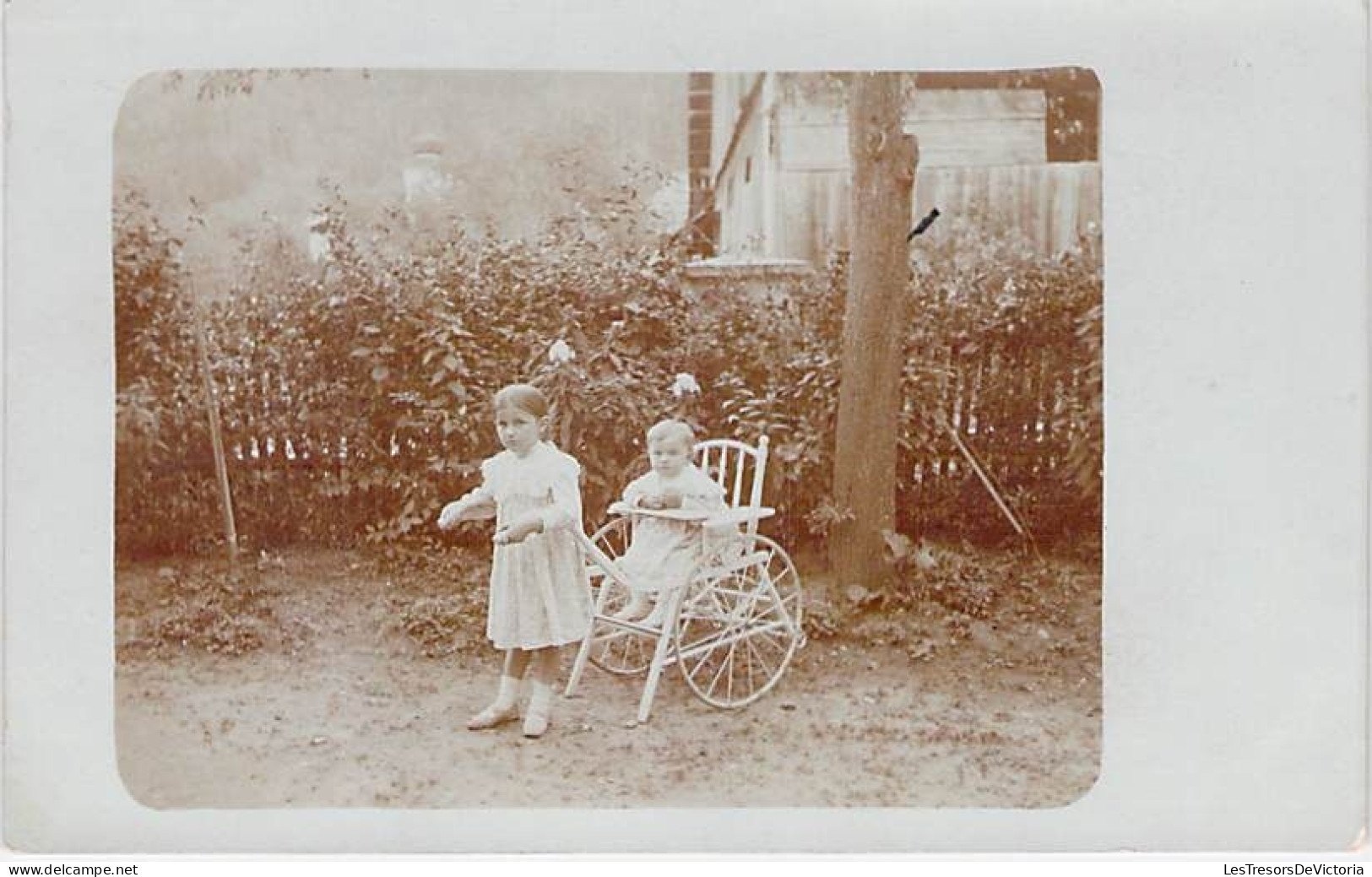 Carte Photo - Allemagne - Deux Enfants Dans Le Jardin Dont Un Dans Une Chaise Haute Sur Roue - Carte Postale Ancienne - Photographie