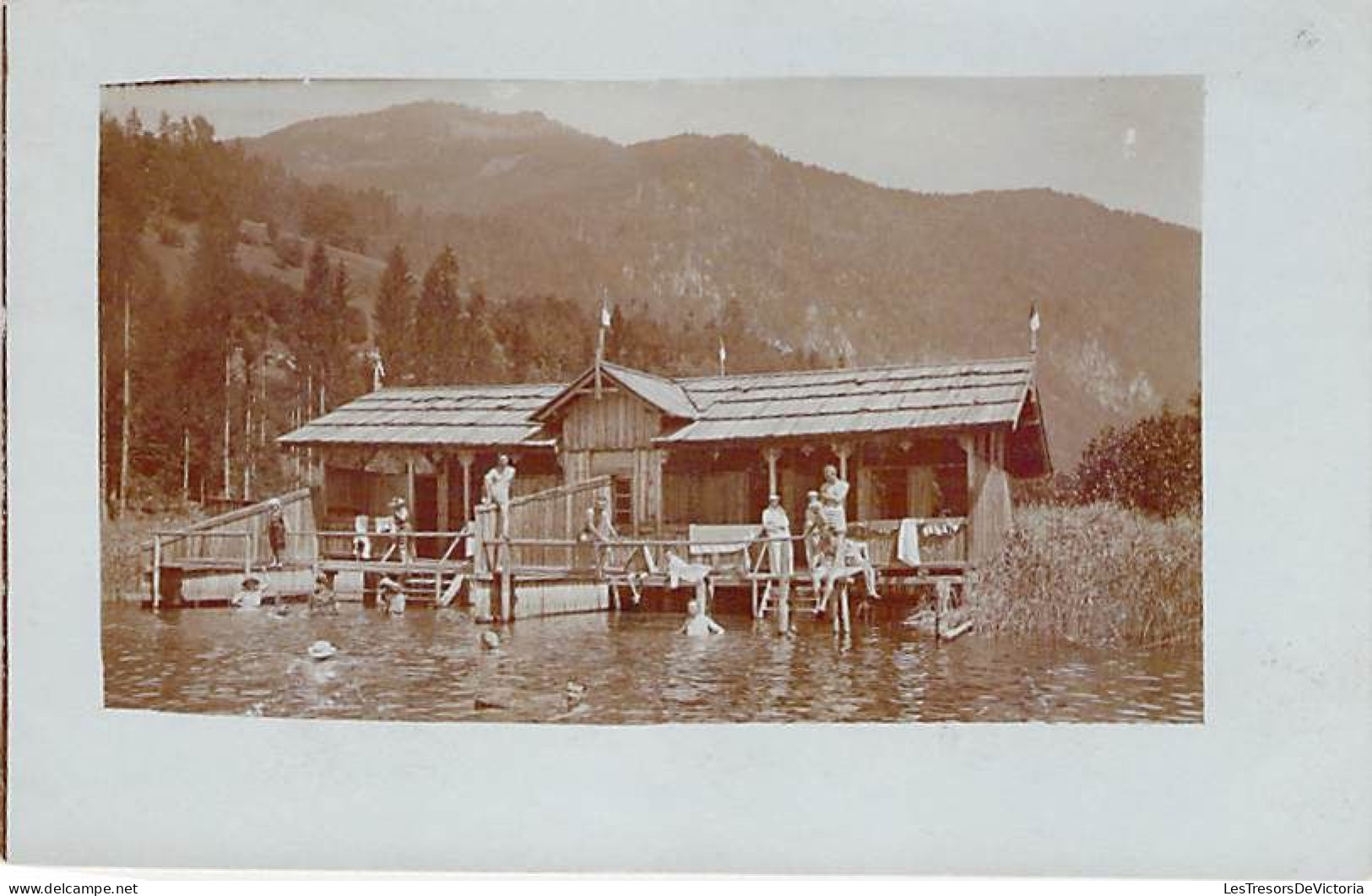 Carte Photo - Allemagne - Groupe De Personnes Se Baignant Dans Un Lac Près D'un Chalet - Carte Postale Ancienne - Photographie