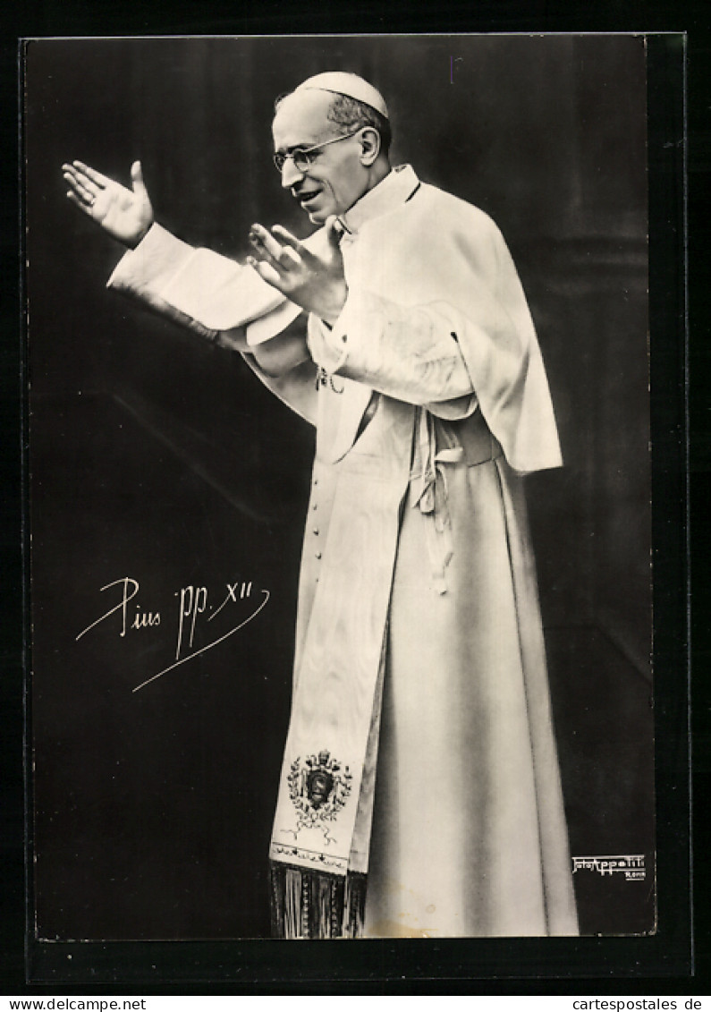 AK Papst Pius XII. Mit Offenen Armen Am Lächeln  - Papes