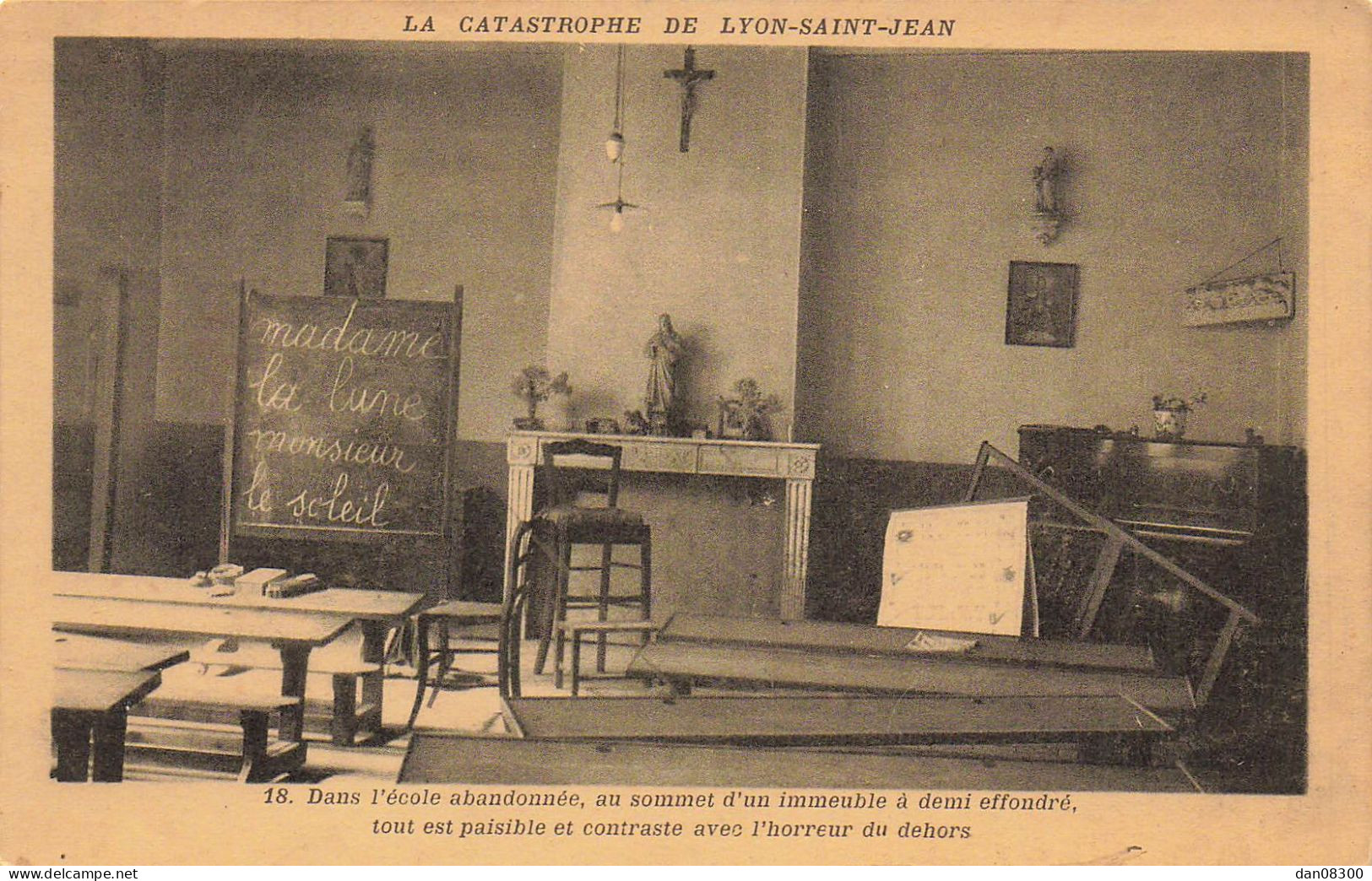 69 LA CATASTROPHE DE LYON SAINT JEAN DANS L'ECOLE ABANDONNEE TOUT EST PAISIBLE ET CONTRASTE AVEC L'HORREUR DU DEHORS - Autres & Non Classés