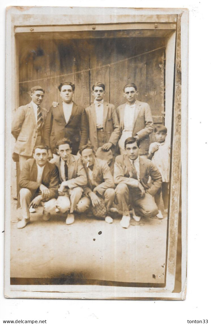 CARTE PHOTO A IDENTIFIER -  Groupe D'hommes Et Un Jeune Garçon Devant Une Porte  -  TOUL 3 - - To Identify