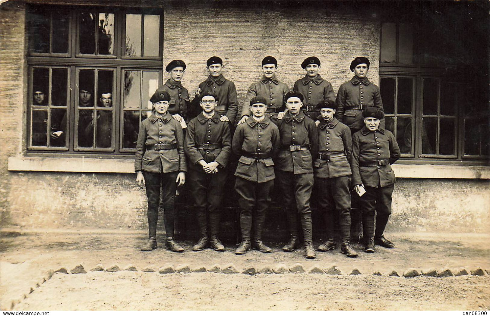 CARTE PHOTO NON IDENTIFIEE SOLDATS DEVANT UN BATIMENT ET DERRIERE UNE FENETRE - Te Identificeren