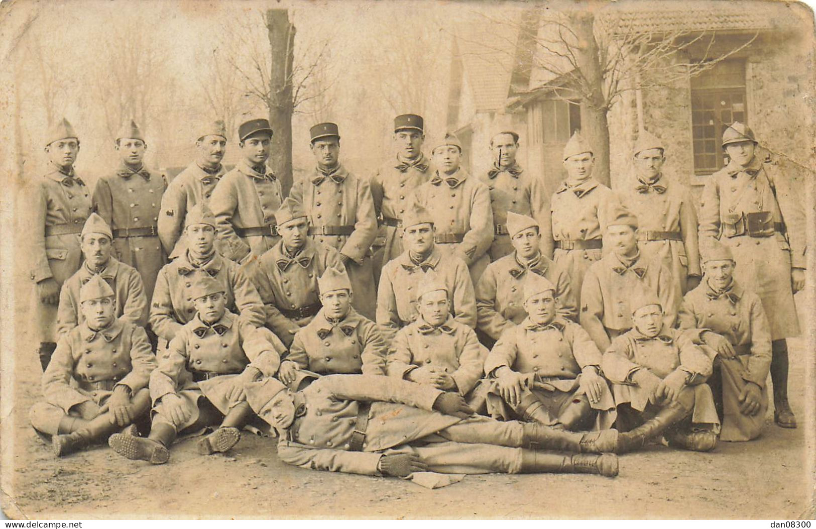 CARTE PHOTO NON IDENTIFIEE UN PELOTON DE SOLDATS EN VAREUSE AVEC CEINTURON L'UN EST CASQUE - To Identify