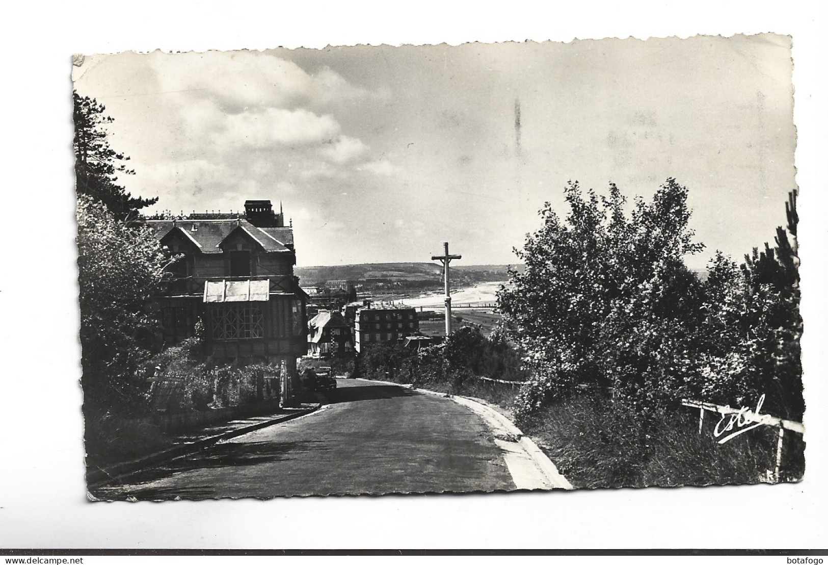 CPA   PHOTO DPT 17 TROUVILLE,  VUE PRISE DE LA CORNICHE  En 1950! (voir Flamme ) - Trouville