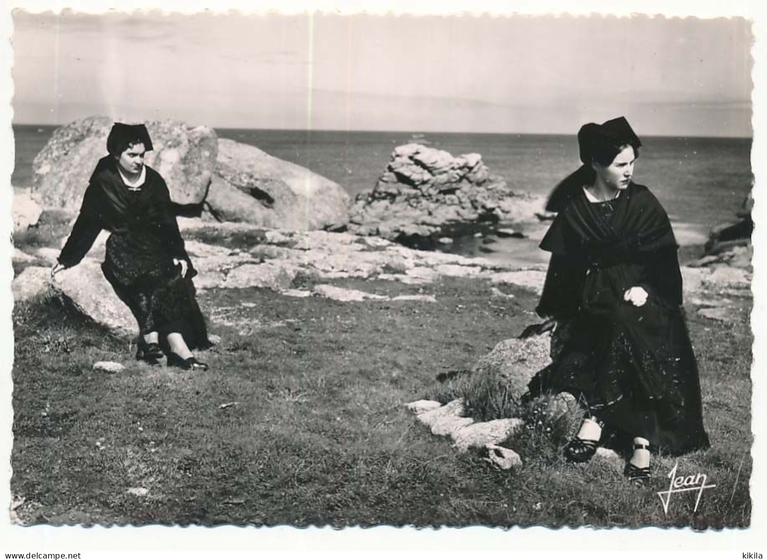 CPSM Dentelée 10.5 X 15 Finistère En Bretagne Jeunes Filles De L'ILE De SEIN Coiffes Et Costumes - Ile De Sein